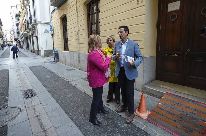 De izquierda a derecha en la imagen los concejales socialistas de Granada Nuria Gutiérrez, María de Leyva y Paco Cuenca