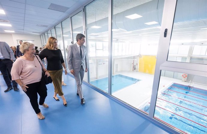 La alcaldesa de València, María José Catalá, y el presidente de la Generalitat, Carlos Mazón, junto a la presidenta de los vecinos de Nou Moles, Casilda Osa, en la visita al polideportivo del barrio antes de su apertura el lunes.