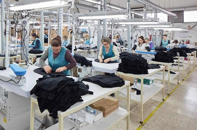 Trabajadoras de la industrial del textil y la confección