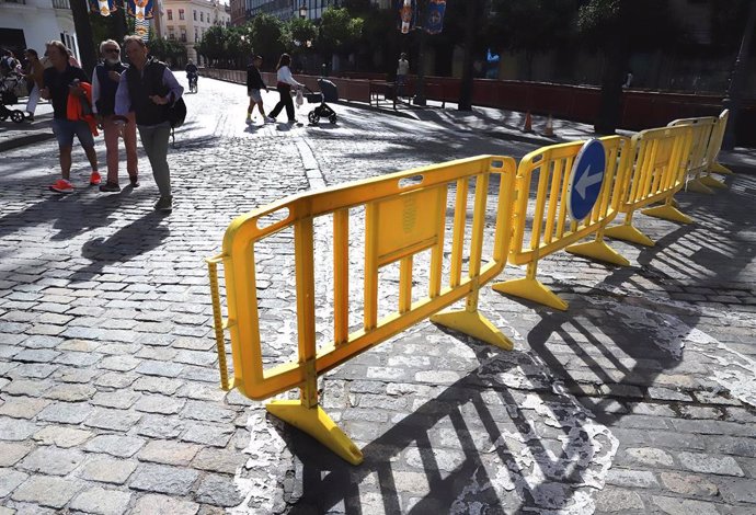 Corte de una vía del centro de Jerez por la instalación de los palcos para la Magna Mariana del sábado 19 de octubre.