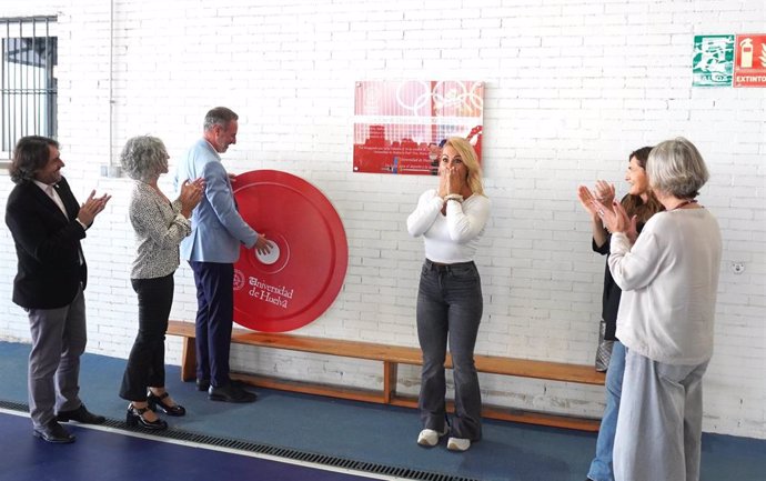 La deportista Lydia Valentín, medalla de oro olímpica en la categoría de halterofilia, durante su visita a la Universidad de Huelva.