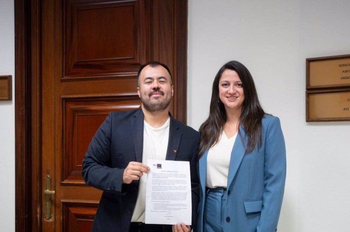 El diputado de Sumar Nahuel Gonzalez y la representante de Verdes Equo en el Grupo Parlamentario en el Congreso, Mar Gonzalez, en el registro de las preguntas al Gobiern