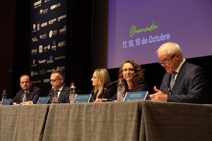 Mesa inaugural del 51 Congreso CECE, con la alcaldesa de Granada, Marifrán Carazo, en el centro