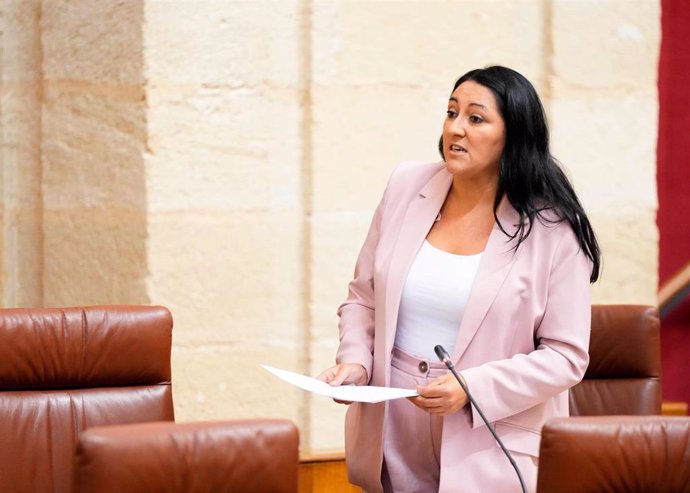 La portavoz adjunta de Por Andalucía, Alejandra Durán, en el Pleno del Parlamento andaluz.