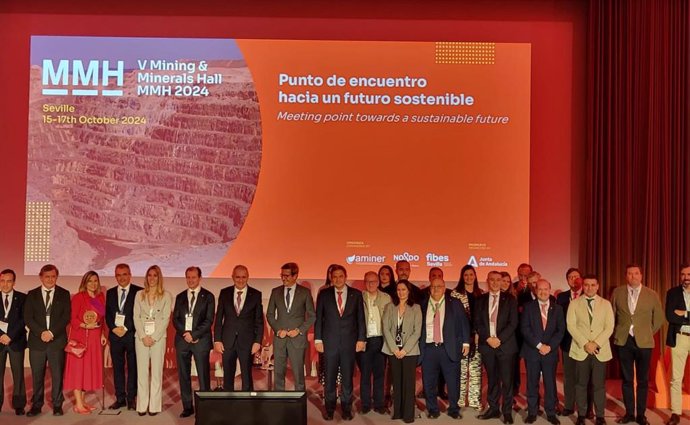 Foto de grupo del cierre del V Salón Internacional de la Minería