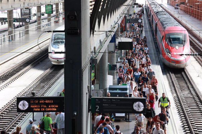 Archivo - Viajeros en los andenes de la estación de Santa Justa de Sevilla