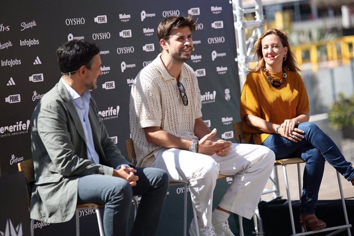 El vicepresidente del Cabildo, Lope Afonso; el fundador, CEO y presidente de Kosmos, Gerard Piqué y la presidenta del Cabildo de Tenerife, Rosa Dávila, durante una rueda de prensa para presentar las finales de la Kings & Queens League en Tenerife