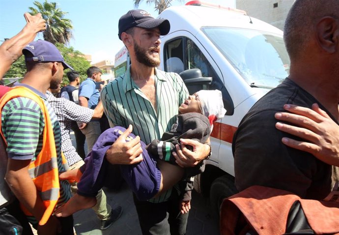 Un niño palestino recibe atención médica en un hospital gazatí tras un ataque de Israel.