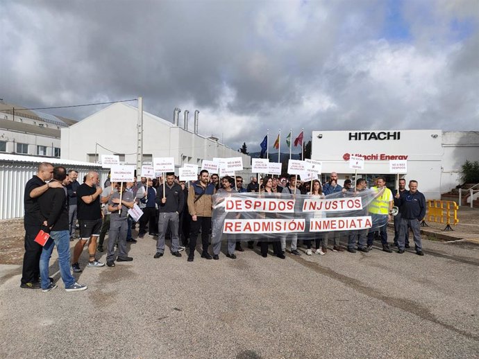 Concentración de los trabajadores de Hitachi Energy ante la factoría de Córdoba en protesta por el despido de tres trabajadores.