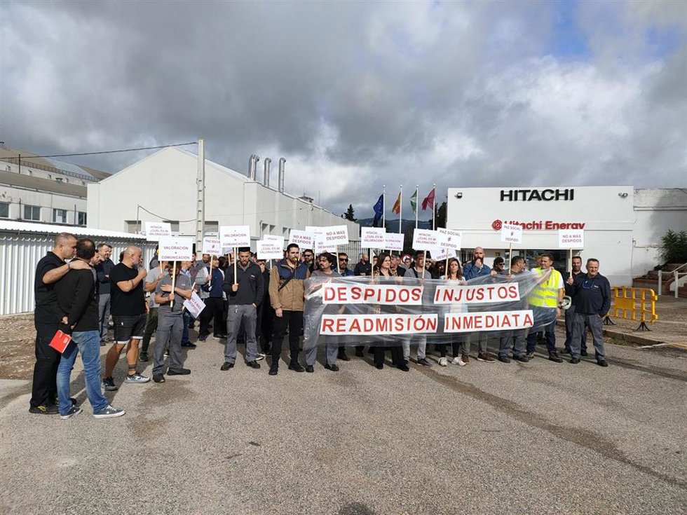 Concentración de los trabajadores de Hitachi Energy ante la factoría de Córdoba en protesta por el despido de tres trabajadores.