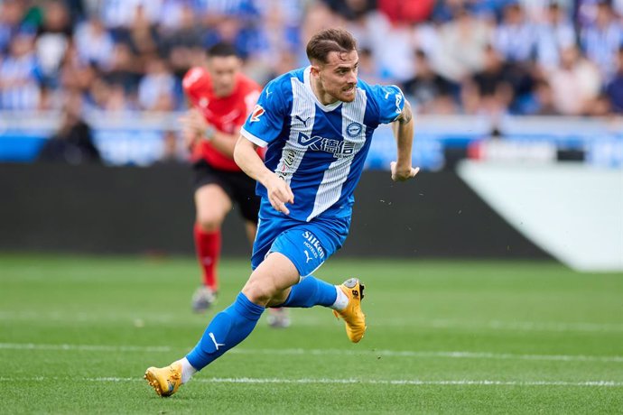 Toni Martinez of Deportivo Alaves in action during the LaLiga EA Sports match between Deportivo Alaves and FC Barcelona at Mendizorrotza on October 6, 2024, in Vitoria, Spain.