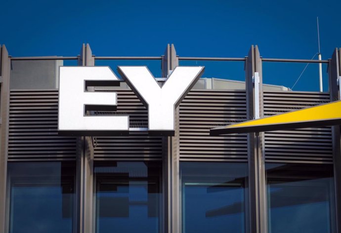 Archivo - Logo de Ernst & Young (EY).