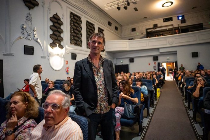 El director de la película premiada, David Oelhoffen,  en un encuentro con el público tras la proyección de 'Le quatrième mur'.