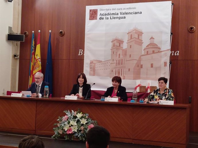 La presidenta de la Academia Valenciana de la Llengua (AVL), Verònica Cantó, y la ministra de Ciencia, Innovación y Universidades, Diana Morant, en la inauguración del curso 2024-2025