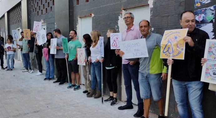 Concentración de la Associació Veïnal de Patraix en la avenida José Roca Coll de València