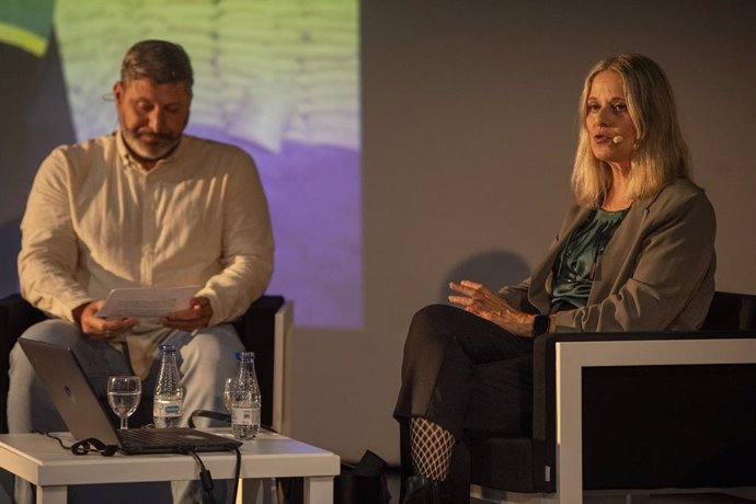 El secretario general de Ceuta Ya!, Mohamed Mustafa, y la directora ejecutiva del Comité Español de la UNRWA, Raquel Martí, intervienen durante la segunda jornada de la Agenda Cultural y Formativa del partido Ceuta Ya!