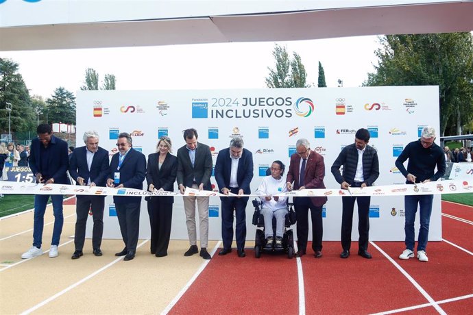 Javier Sotomayor, Inaki Ereño,Miguel Carballeda, Nadia Comaneci, Iñaki Peralta, José Manuel Rodríguez Uribes, Teresa Perales, Alejandro Blanco y Hicham El Guerrouj cortan la citan de los II Juegos Inclusivos