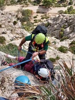 Efectivos del Grupo de Rescate e Intervención en Montaña (Greim) en el rescate a un senderista tras sufir un accidente en El Chorro