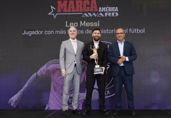 El presidente del Inter Miami CF, Jorge Mas; el futbolista argentino Leo Messi con el trofeo MARCA América Award, y el director del diario, Juan Ignacio Gallardo.