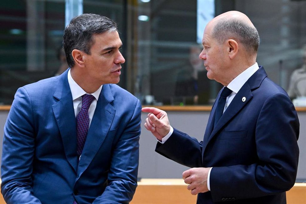 HANDOUT - 17 October 2024, Belgium, Brussels: German Chancellor Olaf Scholz talks with Spanish Prime Minister Pedro Sanchez, ahead of the EUsummit in Brussels. Photo: Sierakowski Frederic/EU Council/dpa - ATTENTION: editorial use only and only if the c