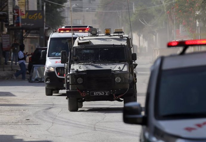 Ejército de Israel y ambulancias en la ciudad cisjordana de Yenín