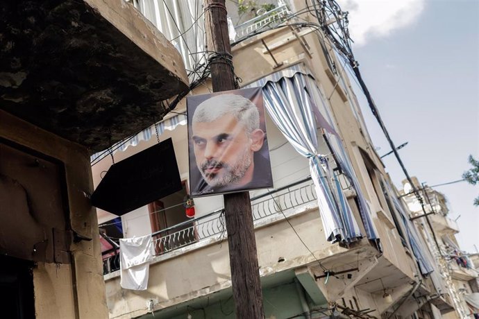 Archivo - Cartel del líder de Hamás, Yahya Sinwar, en la capital de Líbano, Beirut