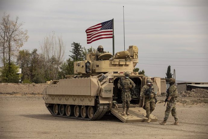 Archivo - November 24, 2020, Qamishli, Syria: A U.S. Army soldiers launch a dismount patrol from a Bradley Infantry Fighting Vehicle in Northern Syria November 24, 2020 near Qamishli, Syria. The soldiers are in Syria to support Combined Joint Task Force O