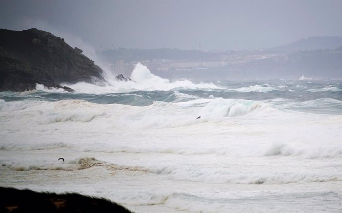 Archivo - Playa de Penencia, a 20 de octubre de 2023, en Ferrol, A Coruña, Galicia (España). La Xunta ha activado para hoy la alerta roja por temporal costero en el litoral Norte y Noroeste de la provincia de A Coruña, incluyendo la ciudad, y en la costa 