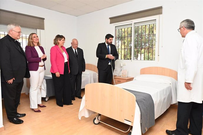 El presidente de la Comunidad, Fernando López Miras, y la alcaldesa de Cartagena, Noelia Arroyo, en el el nuevo centro de día y residencia 'Los Pinos' de Cartagena