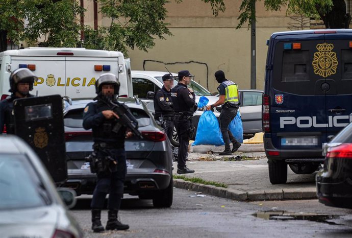 Efectivos de la Policía Nacional desplegados en el Polígono Sur. 