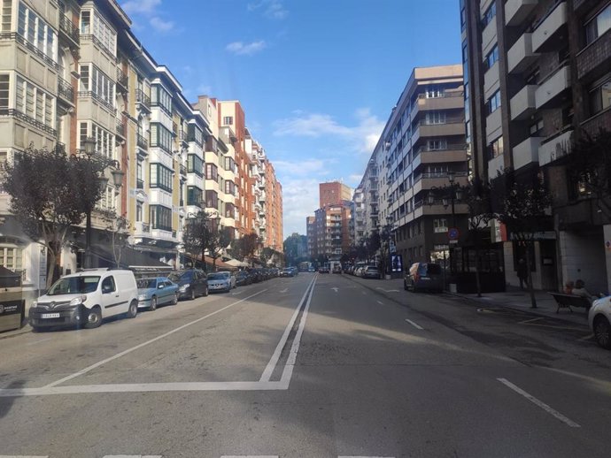 Tramo de la Avenida de Galicia en Oviedo que se va a reurbanizar.