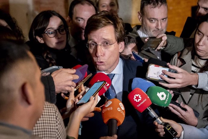 El alcalde de Madrid, José Luis Martínez Almeida, atiende a los medios de comunicación tras una reunión con el ministro de Transportes y Movilidad Sostenible, Óscar Puente, en la sede del Ministerio de Transportes y Movilidad Sostenible (MITMA)