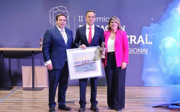 El director general de Hefame, Javier López, recoge el Premio Isaac Peral a la trayectoria empresarial