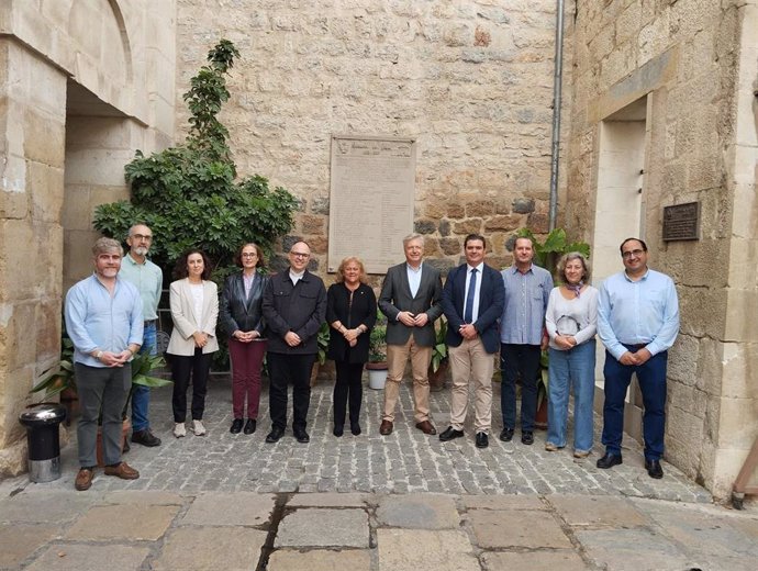 Rosa Garrido y Juan José Primo (c), en el Camarín de Jesús junto a miembros de la Cofradía de El Abuelo y del IAPH.