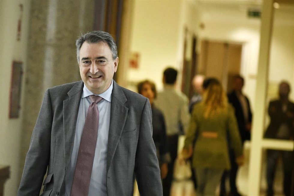 El portavoz del PNV en el Congreso, Aitor Esteban, a su llegada a una reunión de la Junta de Portavoces, a 15 de octubre de 2024, en Madrid (España).