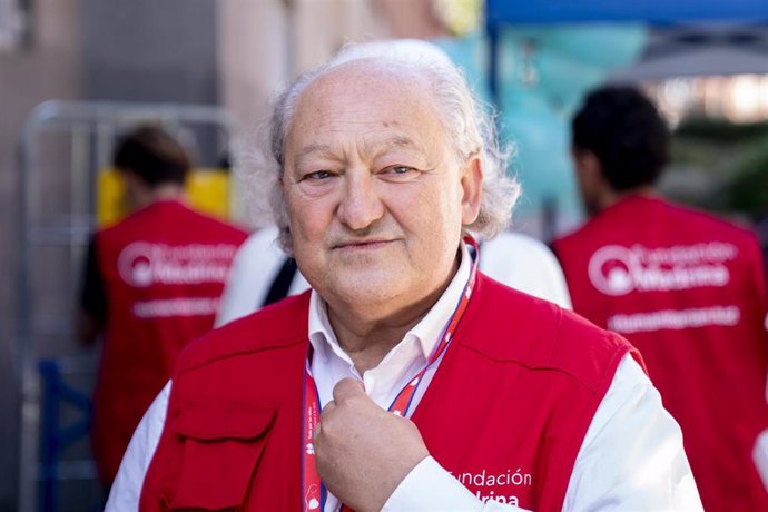 Archivo - El presidente de la Fundación Madrina, Conrado Gimenez, responde a los medios en la entrega de un kit completo de material escolar a los niños, en la Plaza de San Amaro, a 27 de septiembre de 2022, en Madrid (España). Bajo el lema, ‘Una mochila,