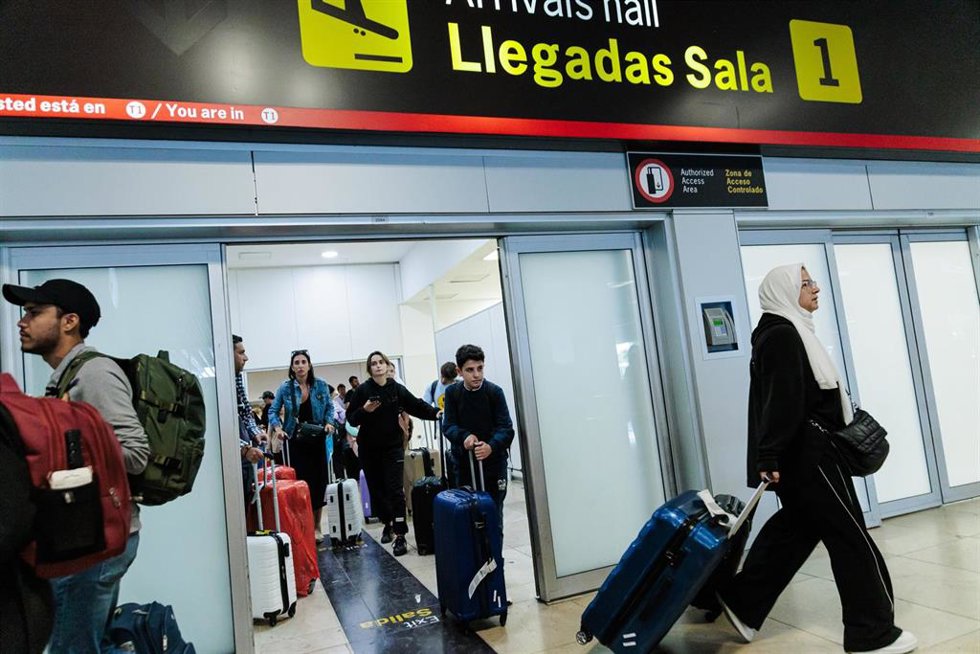Unos once pasajeros procedentes de la ciudad Sarafand, situada al sur de Líbano, llegan a la terminal T1 del aeropuerto Adolfo Suárez-Madrid Barajas, a 7 de octubre de 2024, en Madrid (España).
