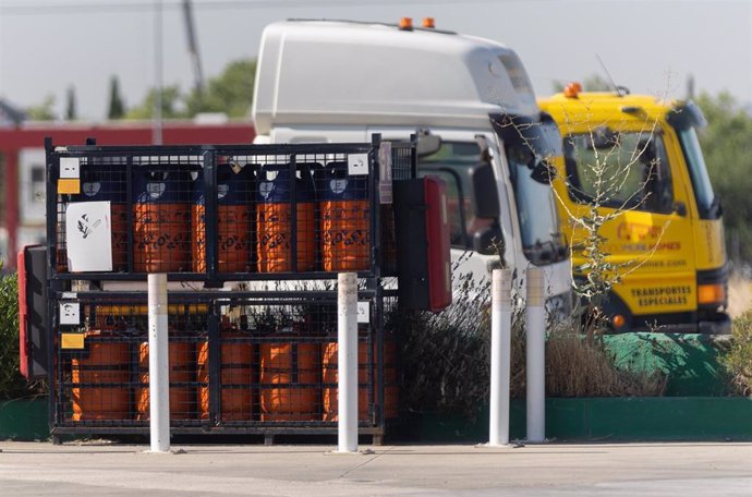 Archivo - Bombonas de butano en una gasolinera, a 16 de julio de 2024, en Madrid (España). El precio máximo de venta al público de la bombona de butano bajará un 5% a partir de hoy, hasta los 15,34 euros, con lo que encadenará su segunda revisión a la baj