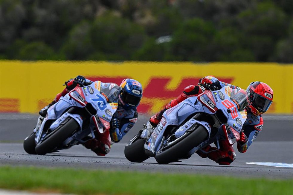 Los hermanos Marc y Álex Márquez (Ducati) en la Practice del GP Australia de MotoGP 2024, en el circuito de Phillip Island