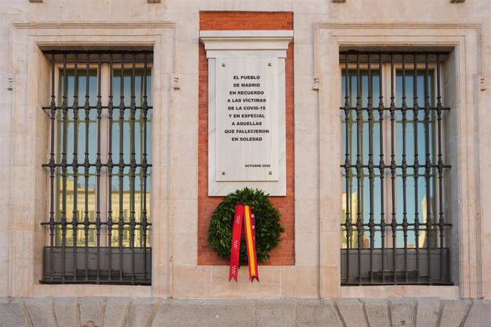 Soledad La Comunidad de Madrid recuerda a las víctimas del COVID-19 con una corona de laurel junto a su placa conmemorativa en la Real Casa de Correos