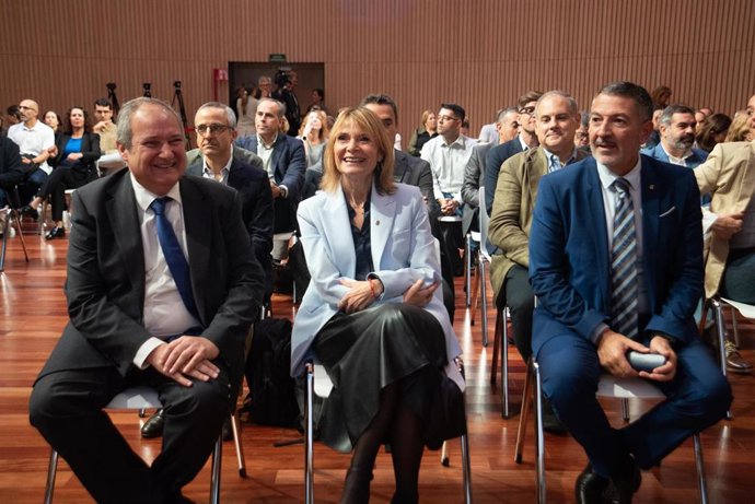 El ministro de Industria y Turismo, Jordi Hereu; la presidenta de la Diputación de Barcelona, Llusa Moret, y el conseller de Empresa y Trabajo de la Generalitat, Miquel Smper.