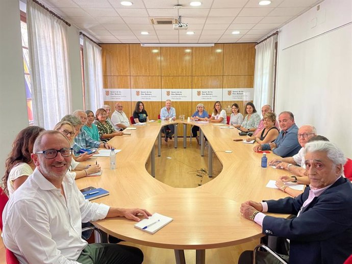 Archivo - El director general de Asuntos Sociales, Pep Falcó, esta semana en una reunión con la red de alimentos