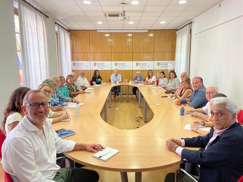 Archivo - El director general de Asuntos Sociales, Pep Falcó, esta semana en una reunión con la red de alimentos
