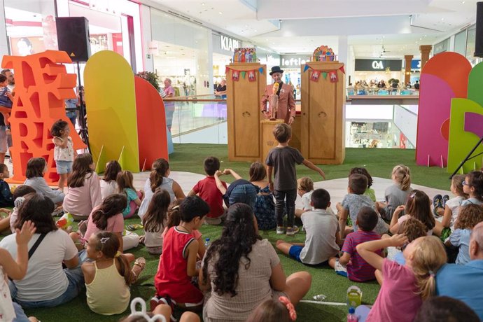 Los títeres pondrán el broche de oro al segundo ciclo de teatro urbano y familiar Teatralia, este sábado en el centro comercial Los Arcos (Sevilla).