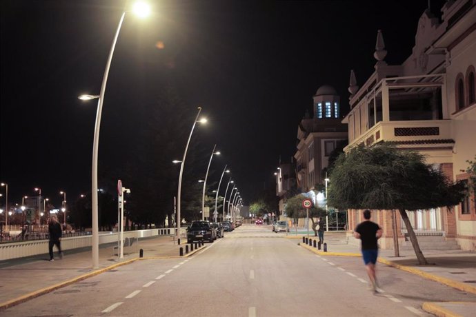 Nuevas luminarias en la avenida de la Hispanidad del Puerto de Algeciras.