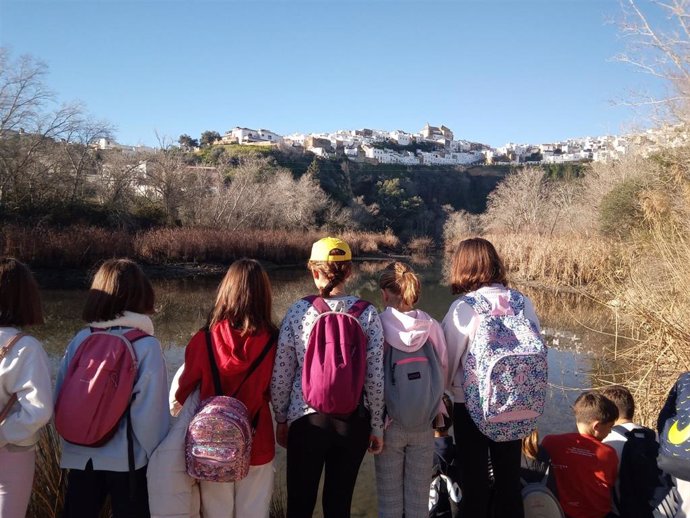 Alumnos en el río Guadalete con el Programa de Educación Ambiental.