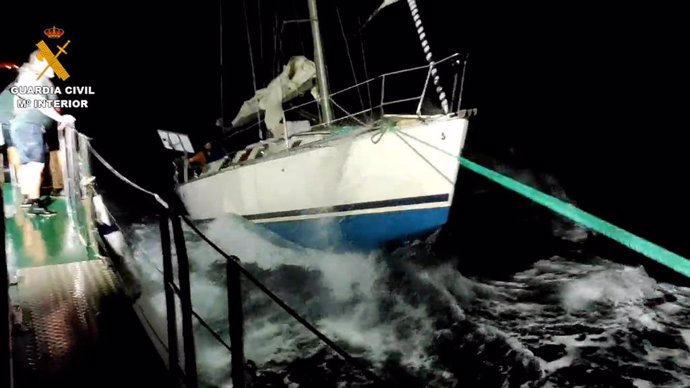 Rescatats quatre tripulants d'un veler francés a la deriva a l'illa de Tabarca.