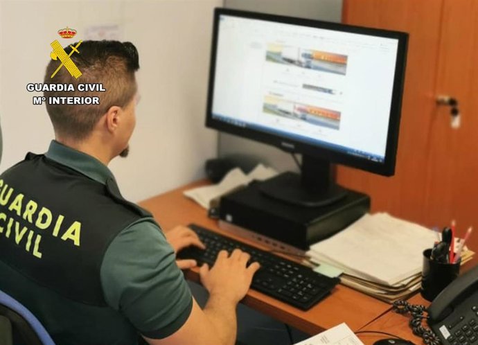 Un agente de la Guardia Civil, durante la operación
