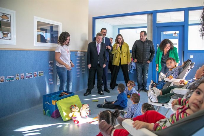 El presidente de C-LM, Emiliano García-Page, en la inauguración de la escuela infantil de Alcaudete de la Jara