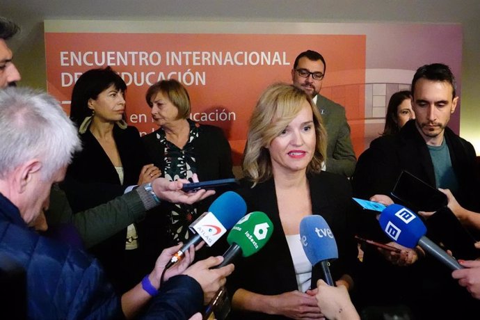 La ministra de Educación, Formación Profesional y Deportes, Pilar Alegría, ofrece declaraciones a los medios durante la inauguración del 'Encuentro Internacional de Coeducación: Igualdad en la Coeducación, Igualdad en la Vida', en el Centro Niemeyer.